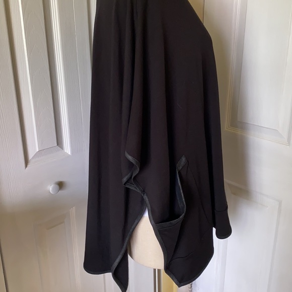 Asymmetrical black poncho - Picture 2 of 11